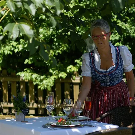 Отель Landgasthof Hirsch 2*